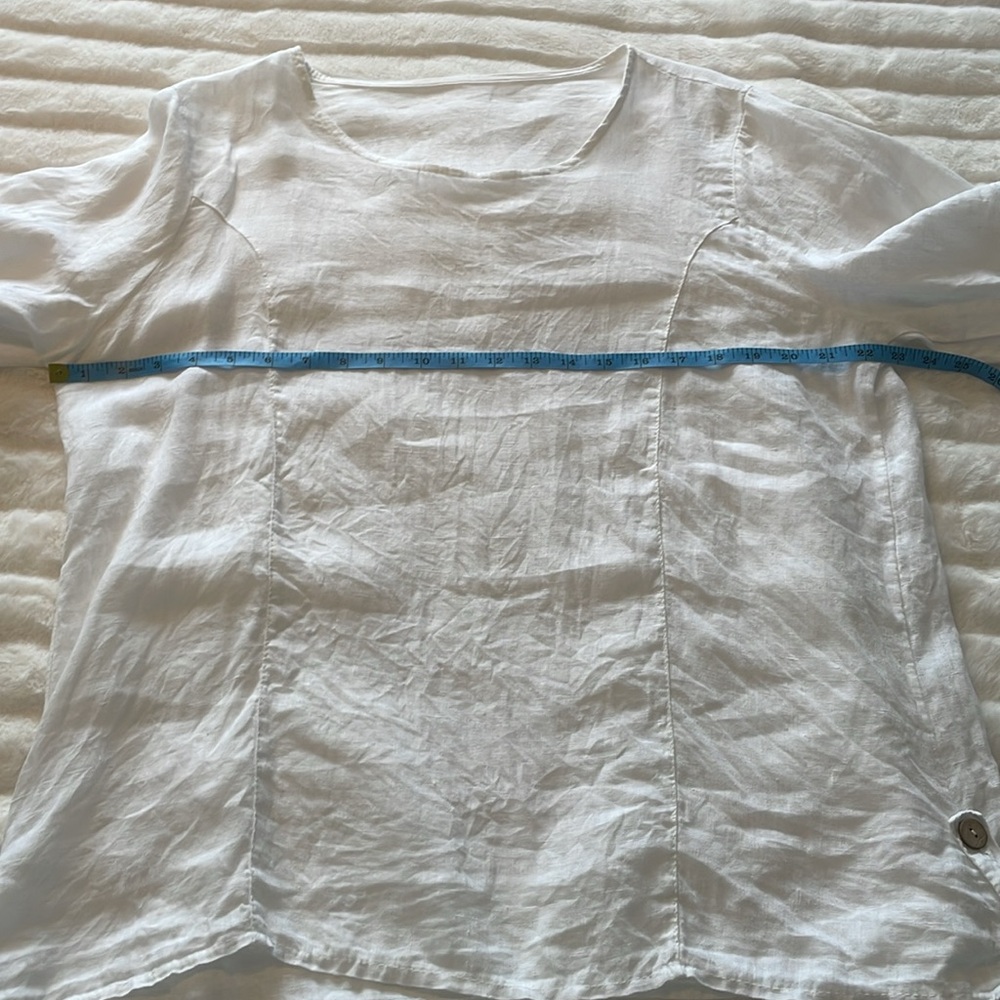 Linen blouse, tunic style,  in white with contrast buttons. approx size large - Picture 10 of 11